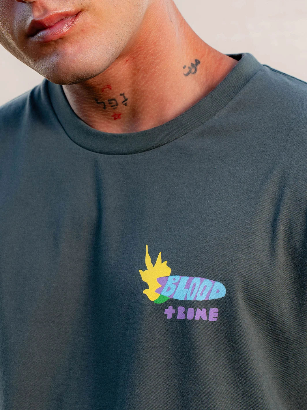 Temples Tee Charcoal